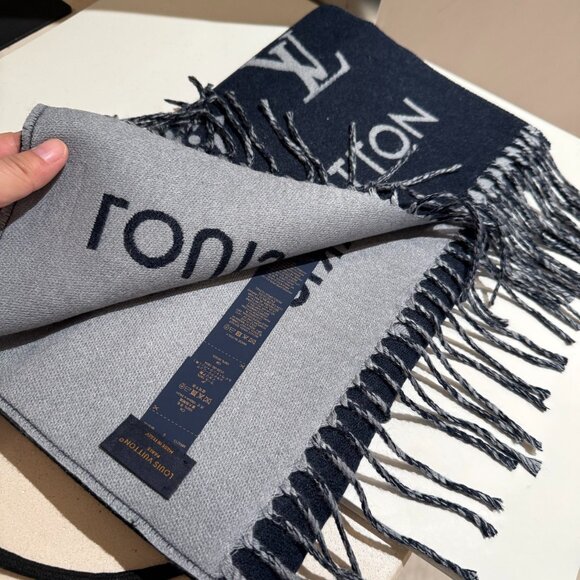 Women's Louis Vuitton Scarf - Picture 5 of 5